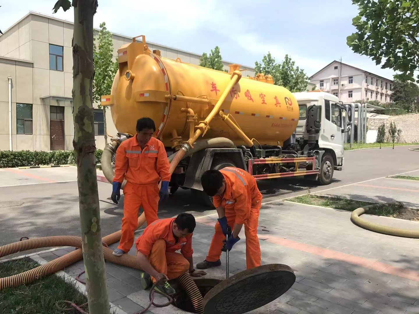 敖汉管道疏通车停在窨井附近